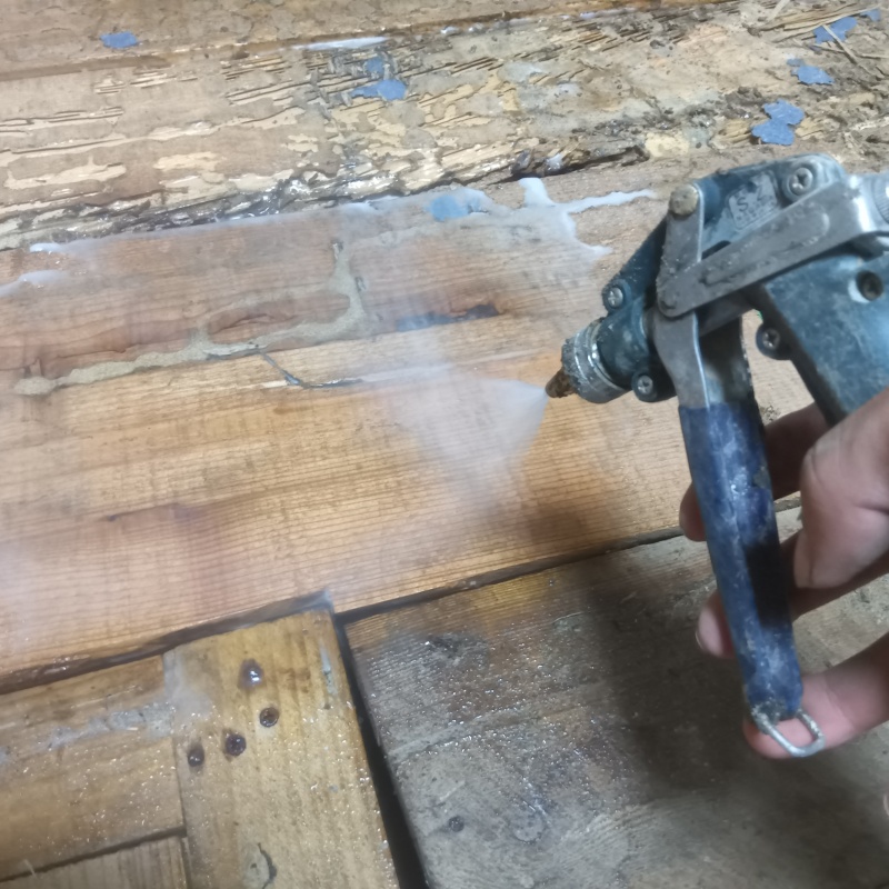 腐食した床板にシロアリ駆除剤を散布