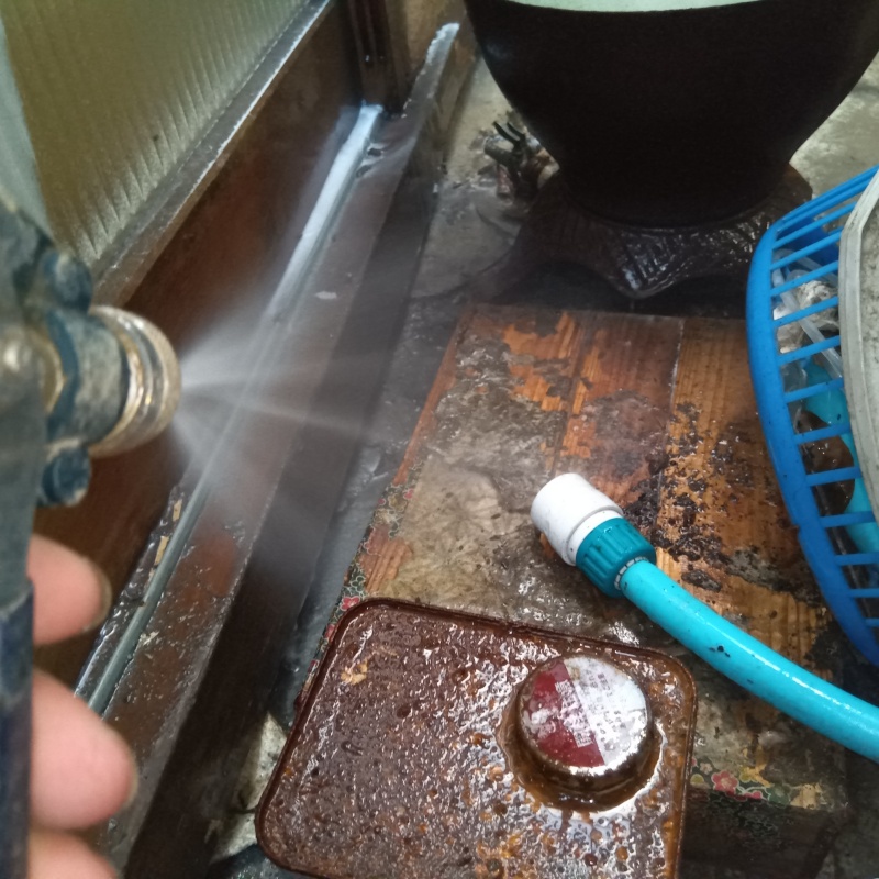 建物の外周にシロアリ駆除剤を散布