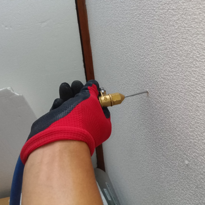 壁にシロアリ駆除剤を注入