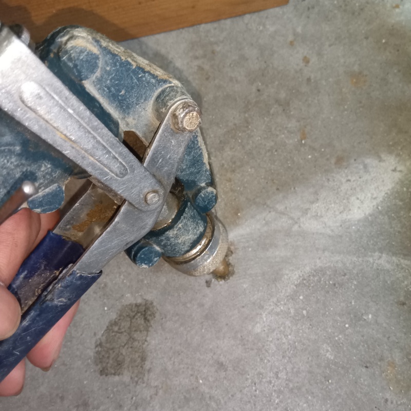 床にシロアリ駆除剤を注入