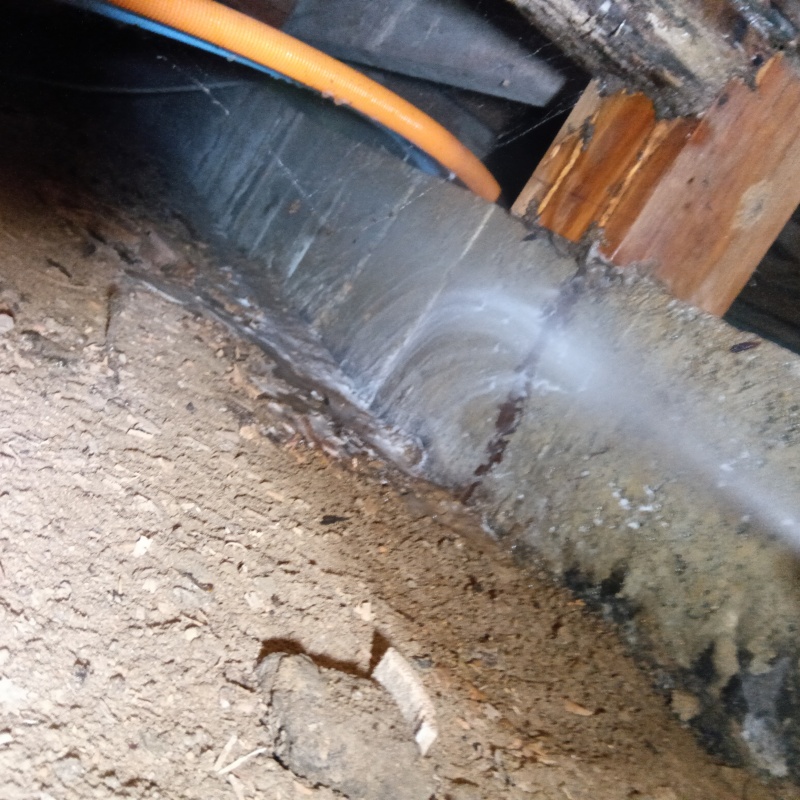 基礎にシロアリ駆除剤を散布