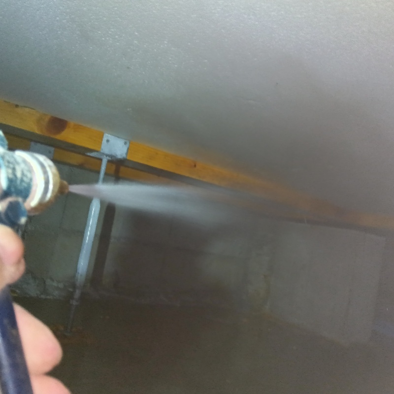 床下の木材にシロアリ駆除剤を散布