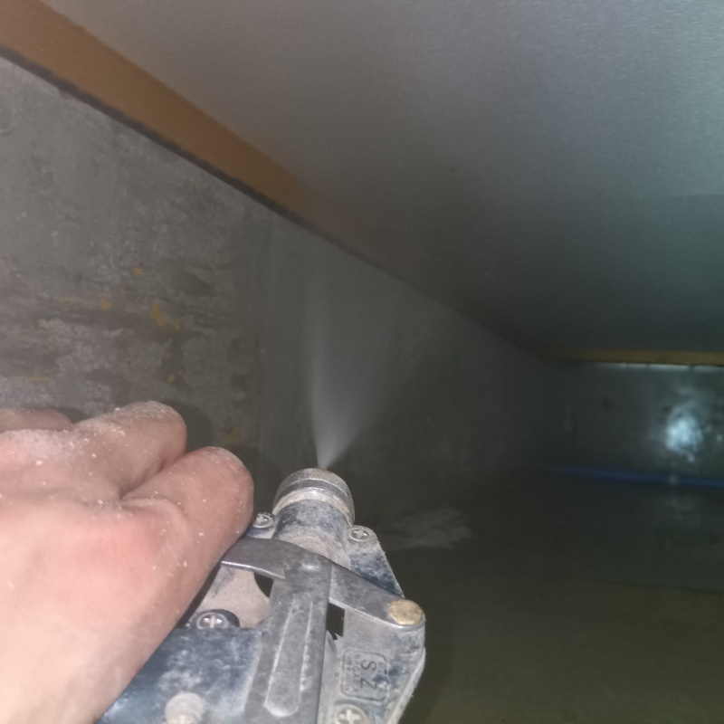 床下の木材にシロアリ駆除剤を散布