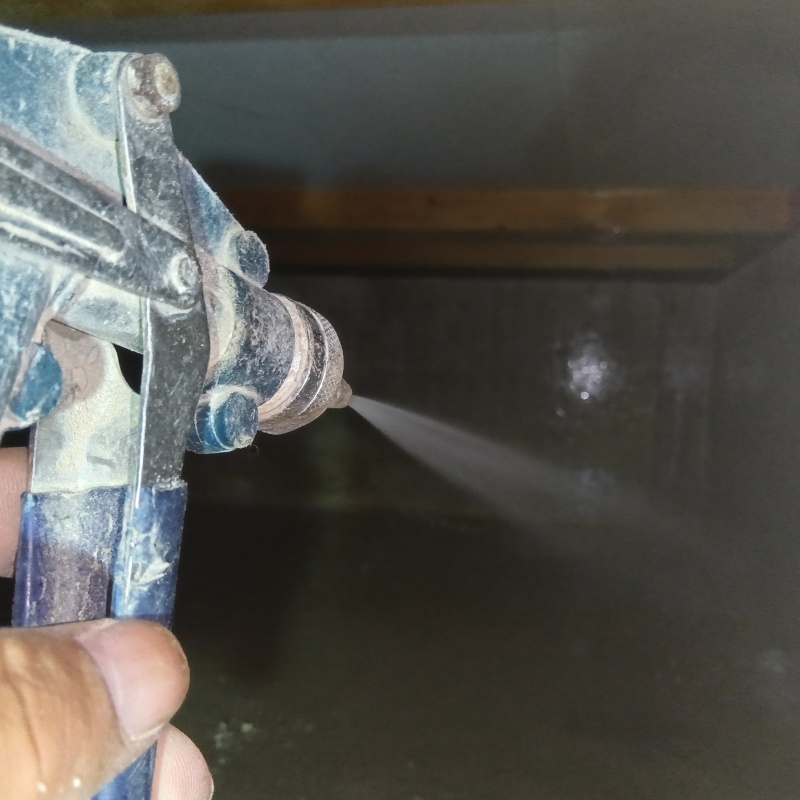 床下の地面にシロアリ駆除剤を散布