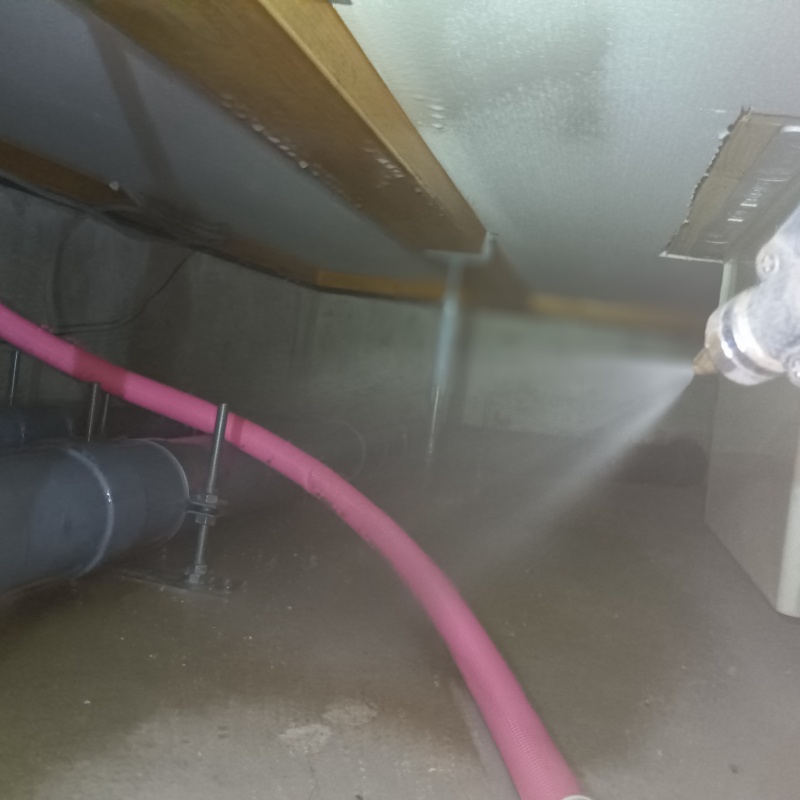 床下の地面にシロアリ駆除剤を散布