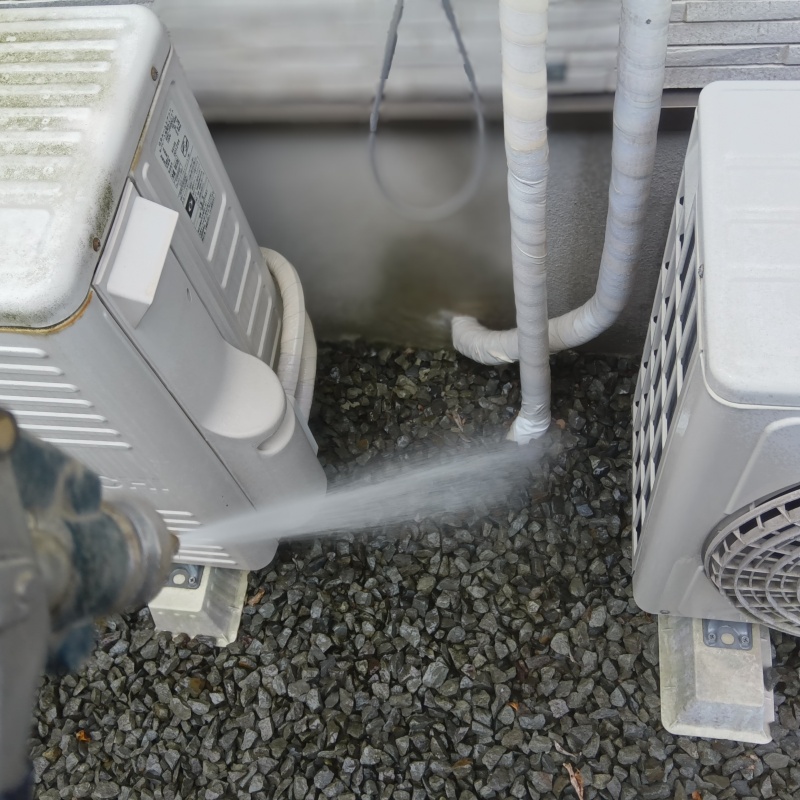 建物の外周にシロアリ駆除剤を散布