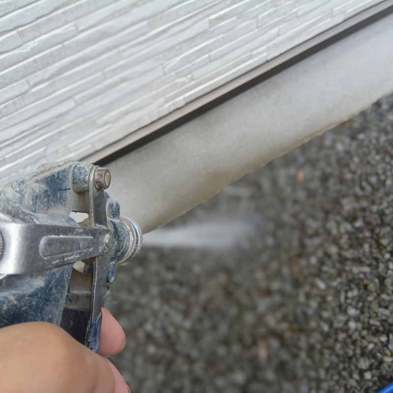 建物の外周にシロアリ駆除剤を散布