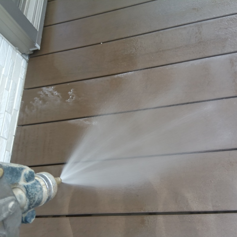 ウッドデッキにシロアリ駆除剤を散布