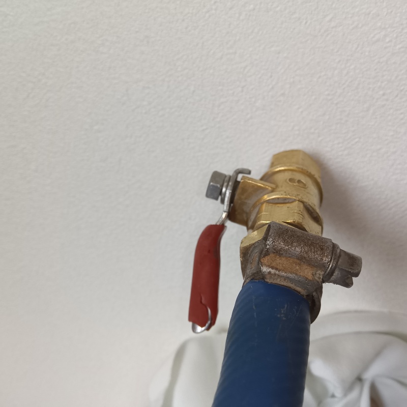 壁にシロアリ駆除剤を注入