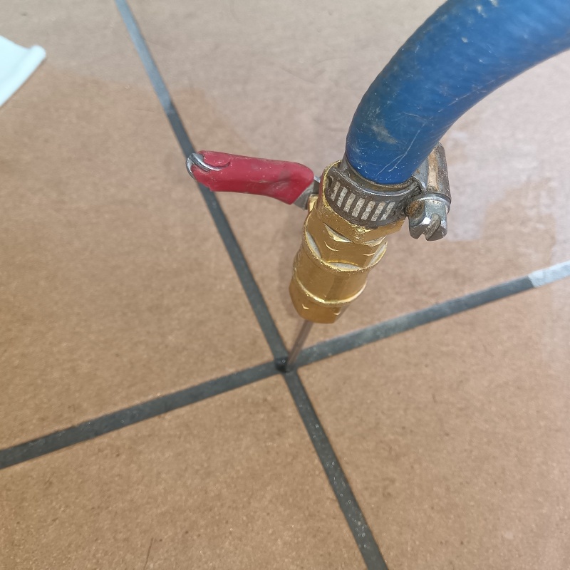 床にシロアリ駆除剤を注入