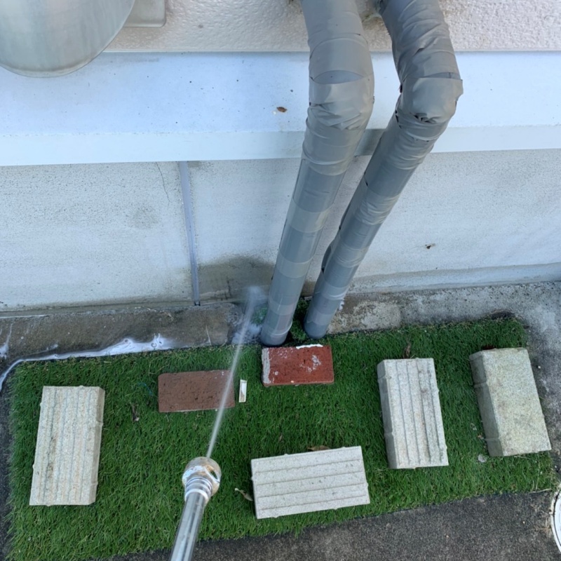 基礎まわりにシロアリ駆除剤を散布