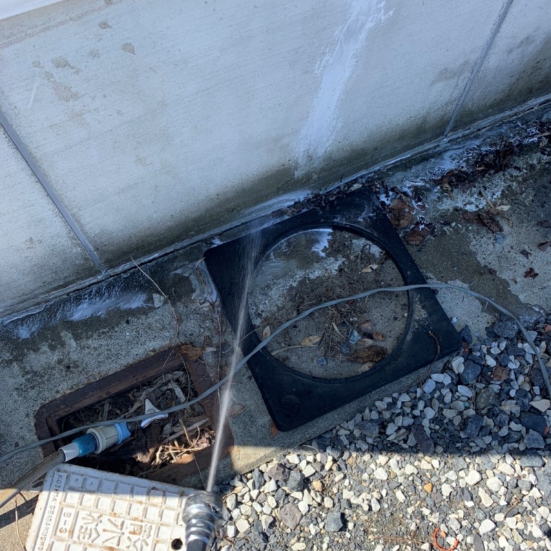 基礎まわりにシロアリ駆除剤を散布