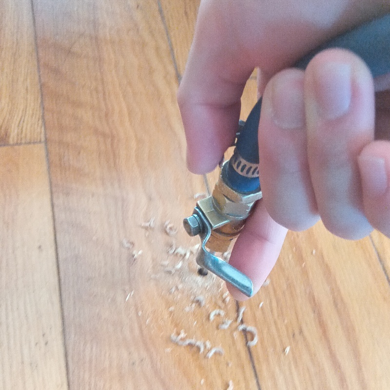 フローリングに穴を開けてシロアリ駆除剤を注入