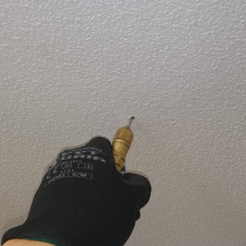 壁材に穴を開けてシロアリ駆除剤を注入