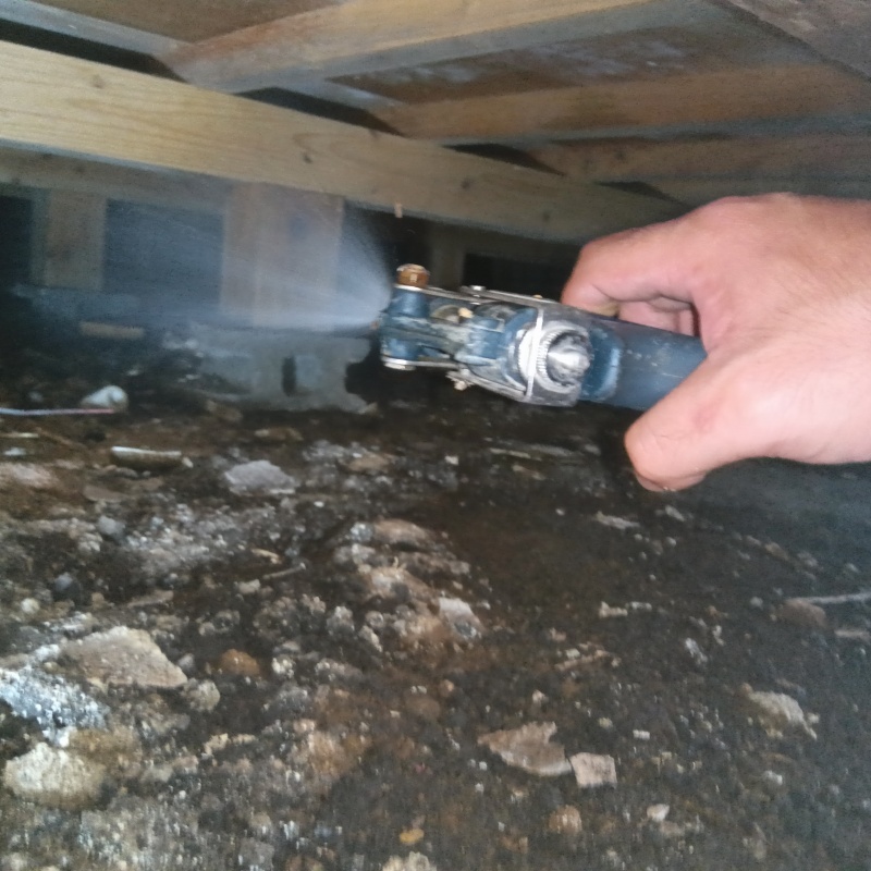 床下木材にシロアリ駆除剤を散布