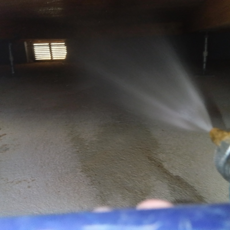 地面にシロアリ駆除剤を散布