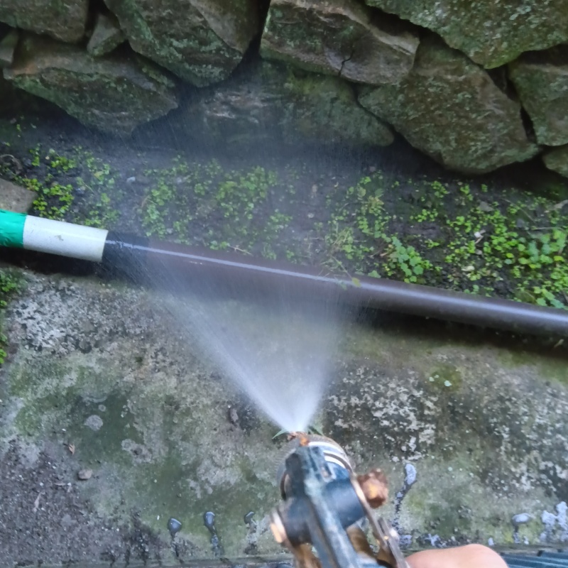 建物外周の土壌にシロアリ駆除剤を散布