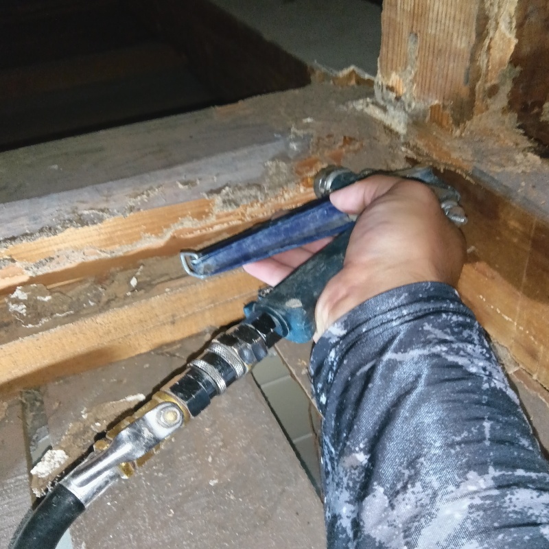 床下木材に穴を開けてシロアリ駆除剤を注入