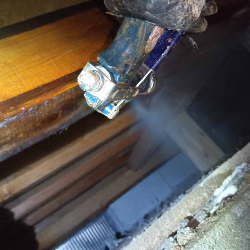 床下木材にシロアリ駆除剤を散布