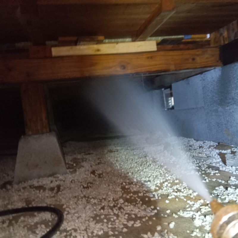 床下木材にシロアリ駆除剤を散布