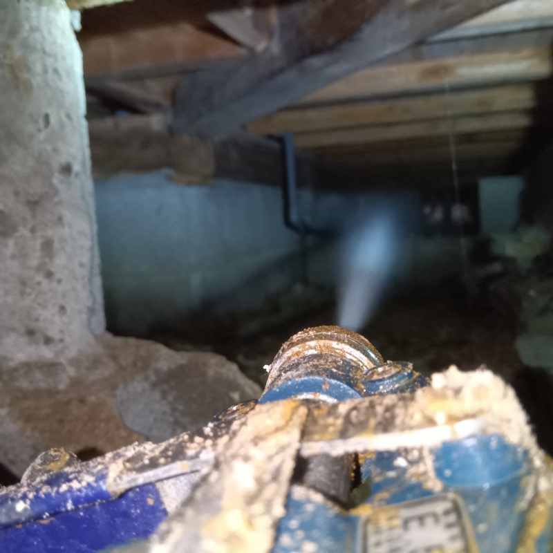 基礎にシロアリ駆除剤を散布