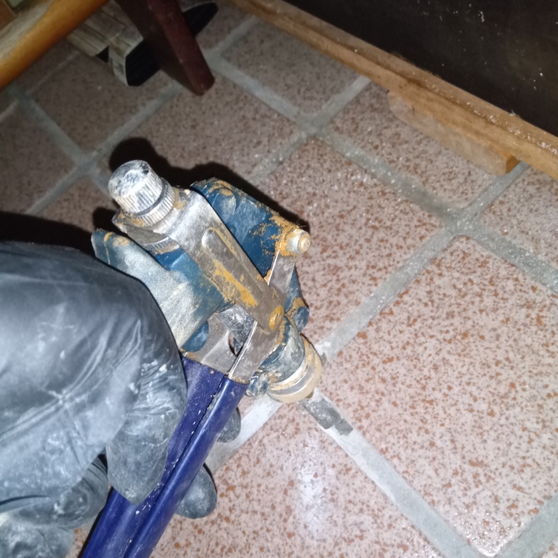 玄関床に穴を開けてシロアリ駆除剤を注入