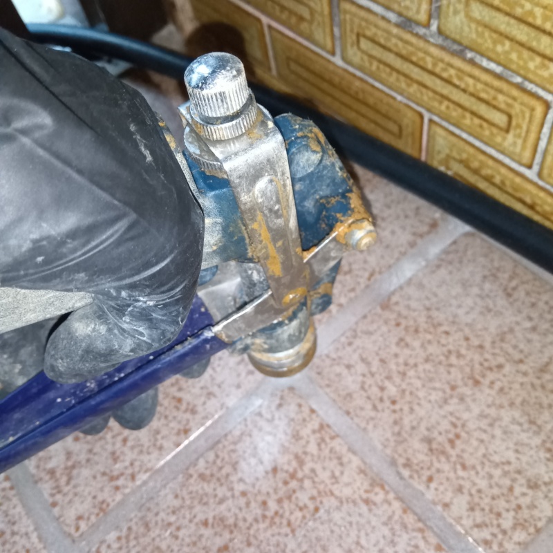 玄関床の目地からシロアリ駆除剤を注入