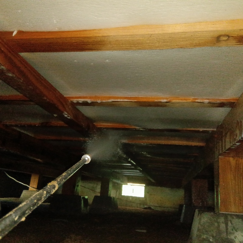 床下木材に防蟻剤を散布