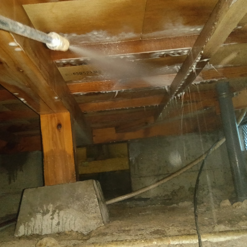 床下断熱材に防蟻剤を散布