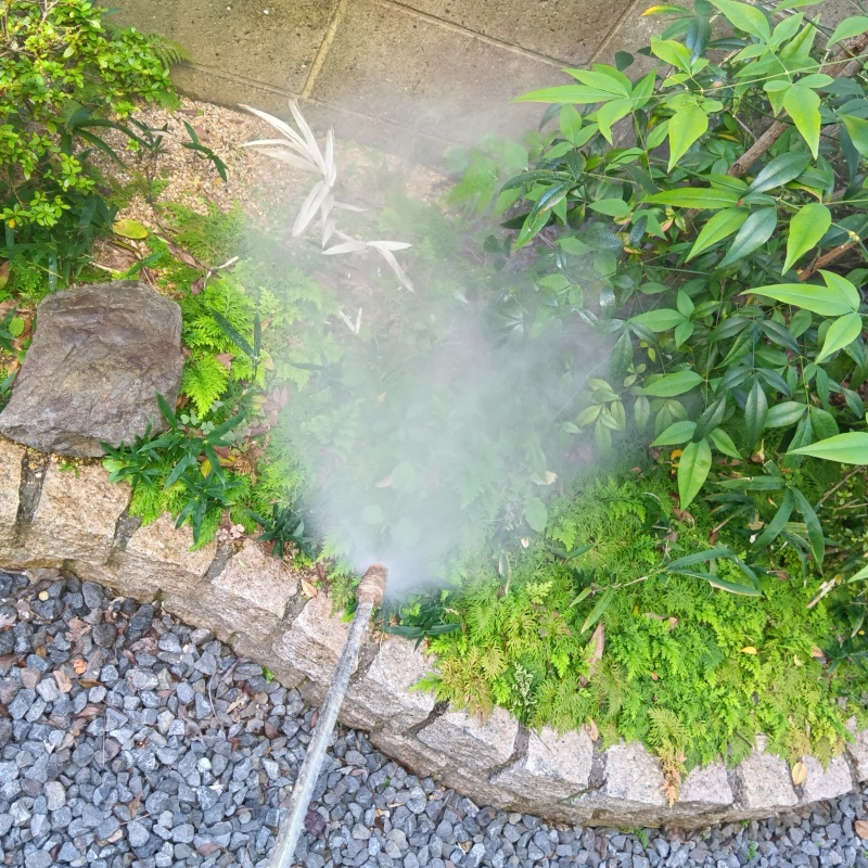 建物外周の土壌に防蟻剤を散布