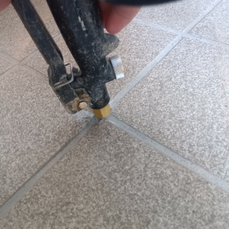 玄関床の目地から防蟻剤を注入