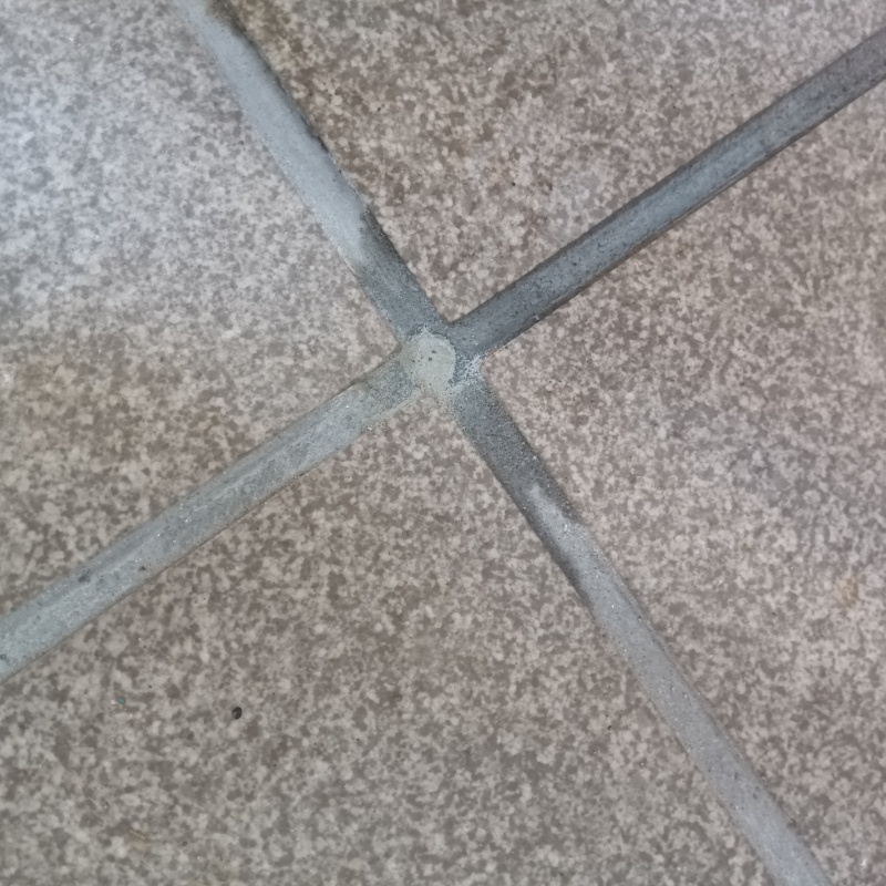 開けた穴をパテで補修