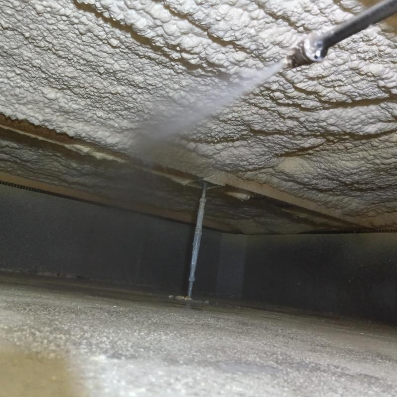 床下の木材にシロアリ駆除剤を散布