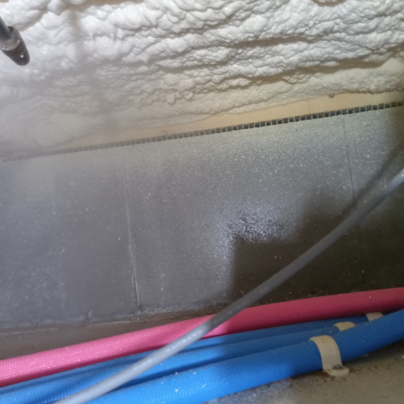 床下の地面にシロアリ駆除剤を散布