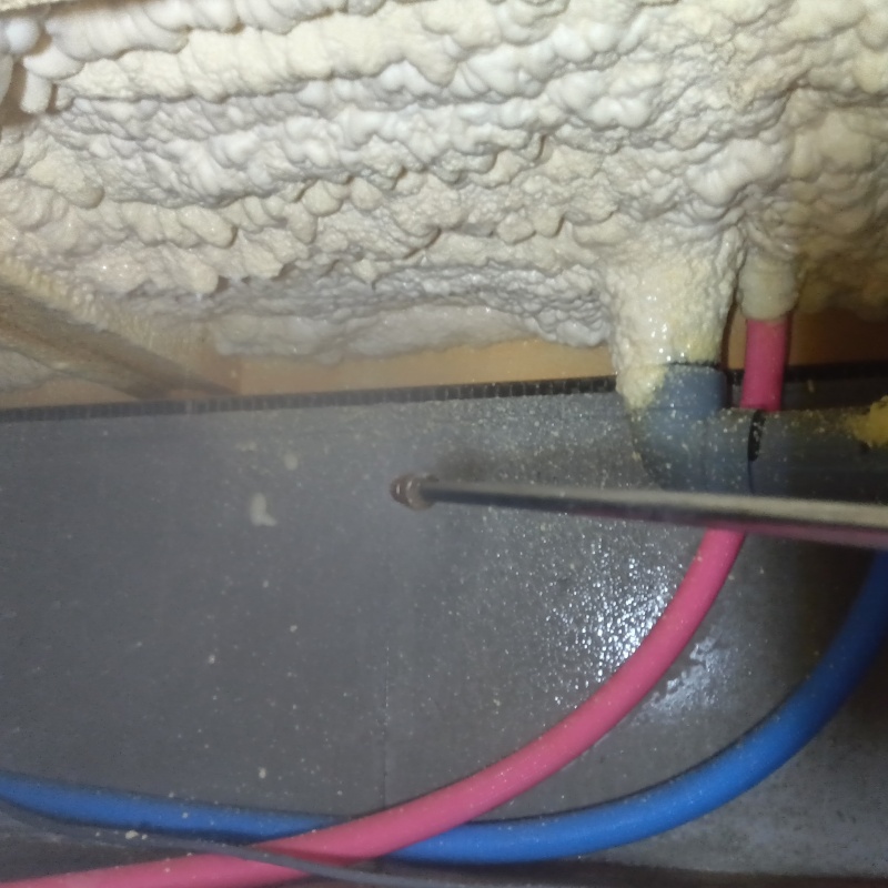 床下の地面にシロアリ駆除剤を散布