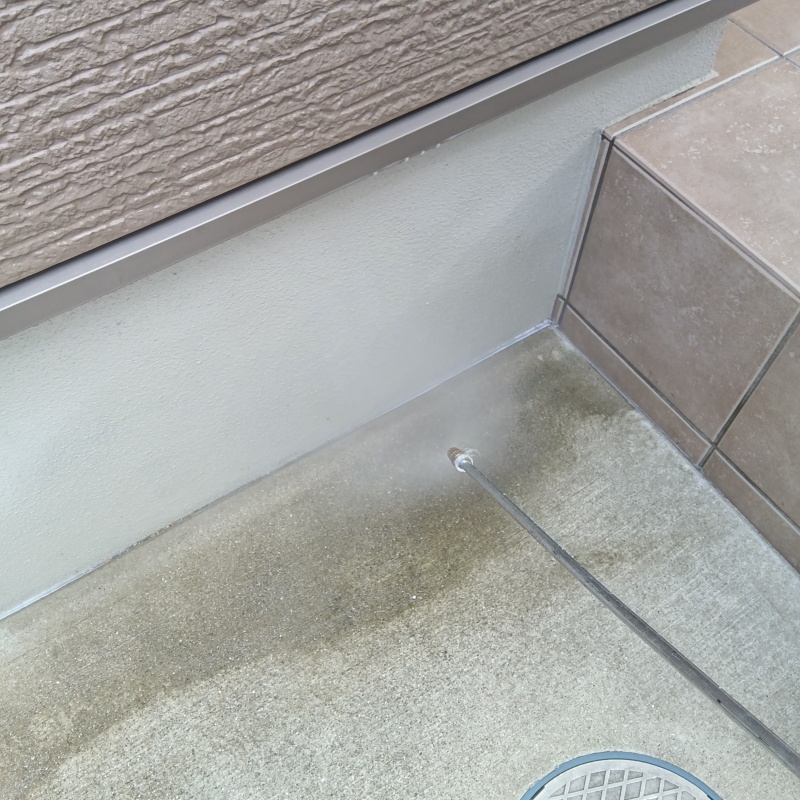 建物の外周にシロアリ駆除剤を散布