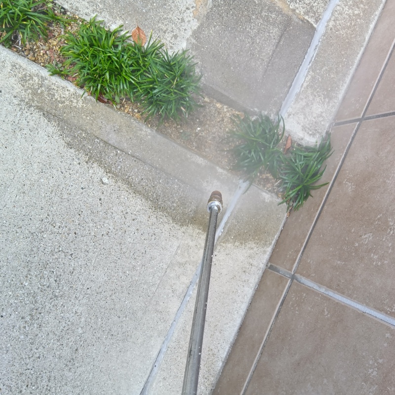 建物の外周にシロアリ駆除剤を散布