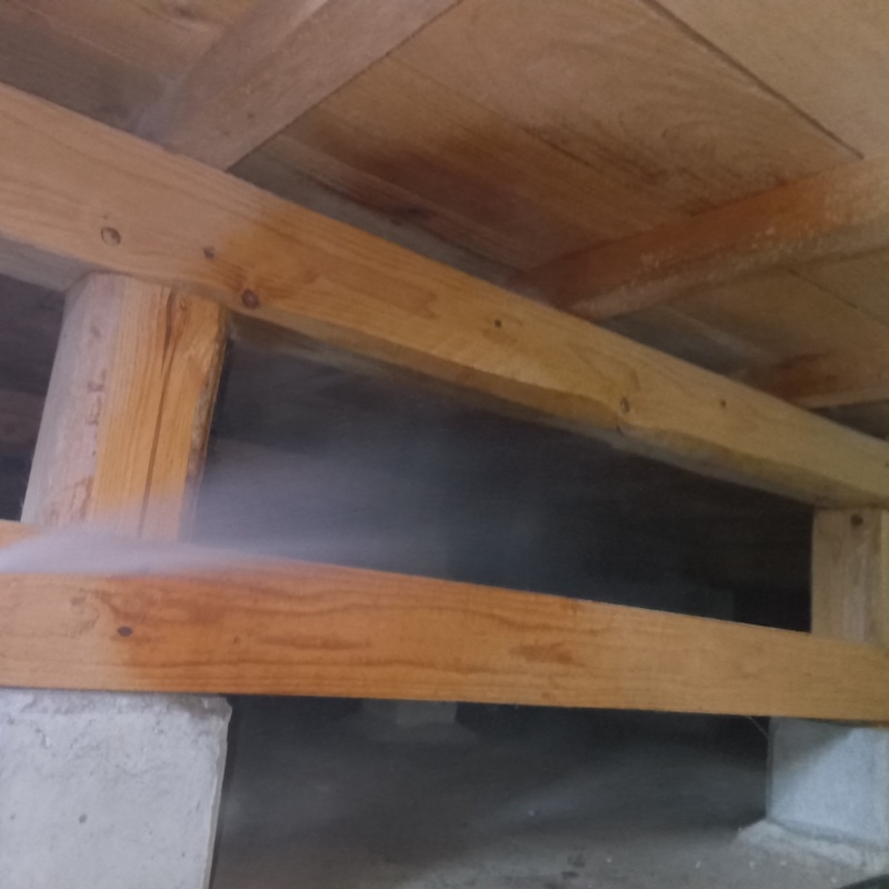 床下木材にシロアリ駆除剤を散布