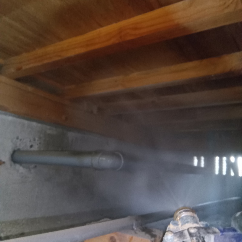 床下木材にシロアリ駆除剤を散布