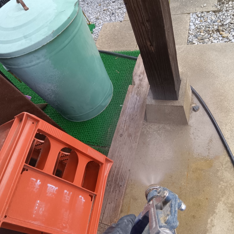 基礎まわりにシロアリ駆除剤を散布