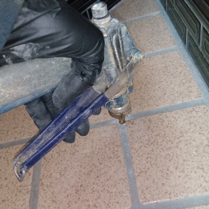 玄関床の目地からシロアリ駆除剤を注入