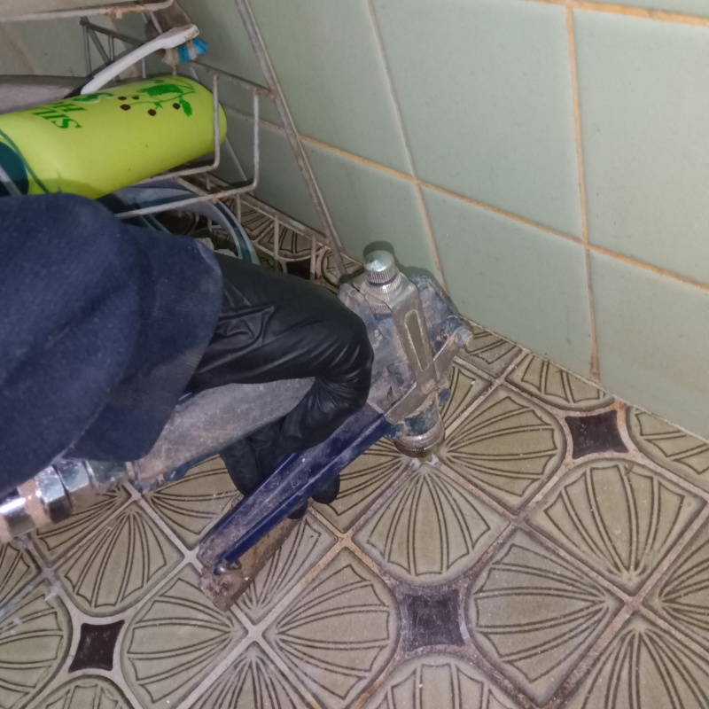 トイレ床に穴を開けてシロアリ駆除剤を注入