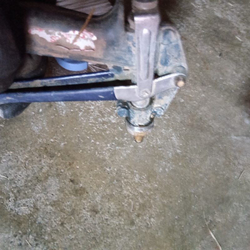 コンクリートに穴を開けてシロアリ駆除剤を注入