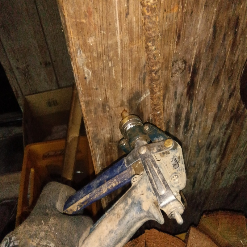 傷んだ木部に穴を開けてシロアリ駆除剤を注入