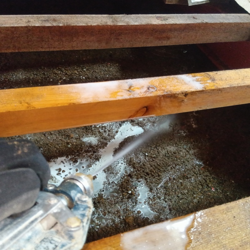 地面にシロアリ駆除剤を散布