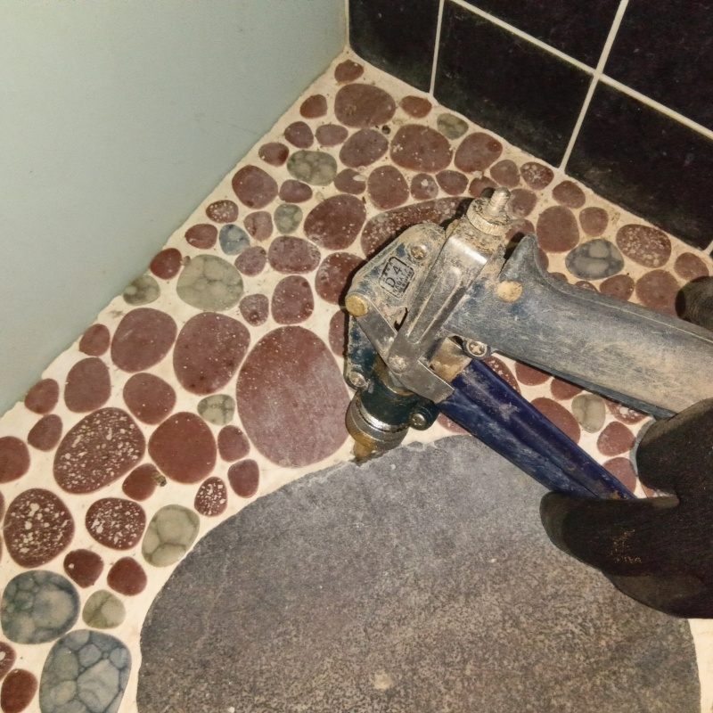 浴室床に穴を開けてシロアリ駆除剤を注入