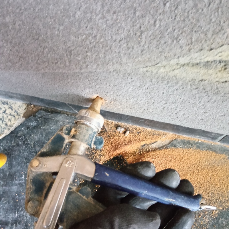 室内壁に穴を開けてシロアリ駆除剤を注入