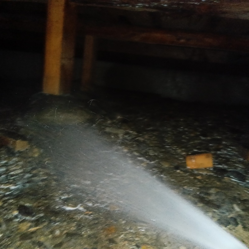 地面に防蟻剤を散布