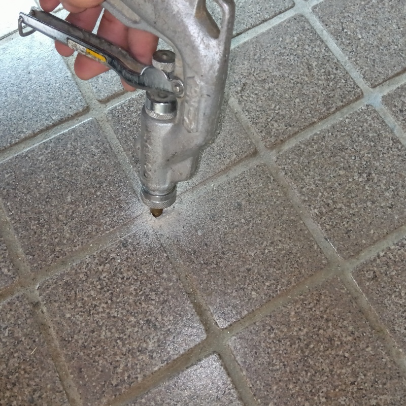 玄関床の目地から防蟻剤を注入