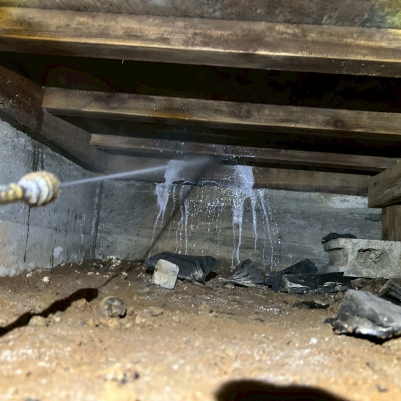 床下木材にシロアリ駆除剤を散布